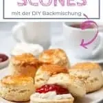 Schnelle Scones mit Erdbeerjam, Clotted Cream und Tee – Perfekt für gemütliche Genussmomente.