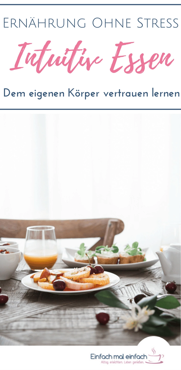 Holztisch mit Frühstücksteller und Orangensaft. Text: