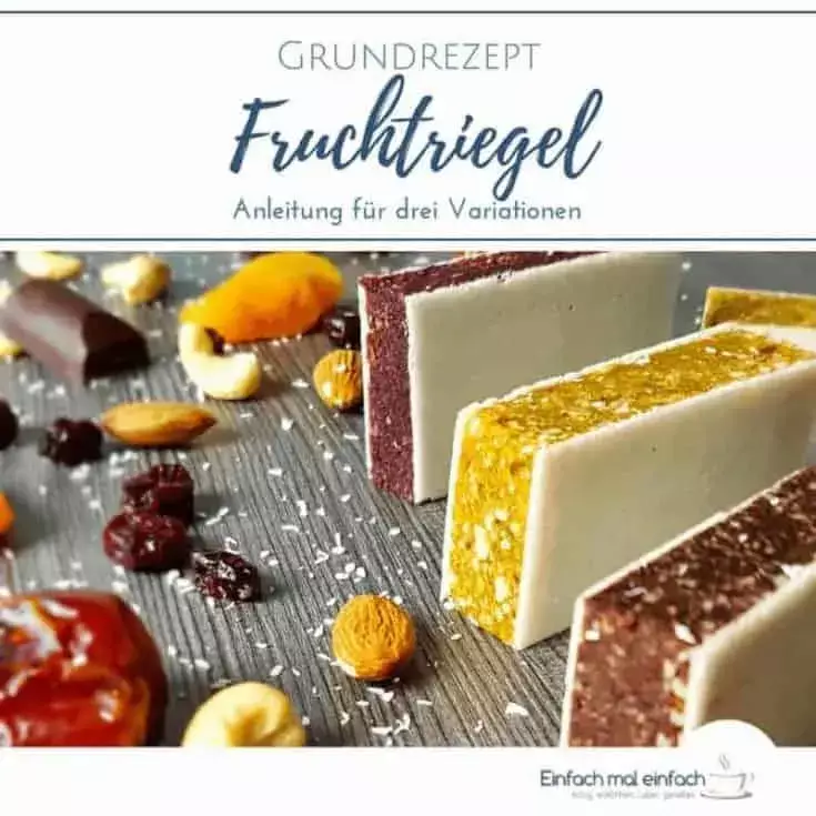Fruchtriegel mit Oblaten in drei Varianten - tropisch-gelb, beerig-rot und schokoladig, umgeben von Nüssen, Cranberries, Schokolade, Mandeln und Kokosraspeln auf grauem Untergrund.