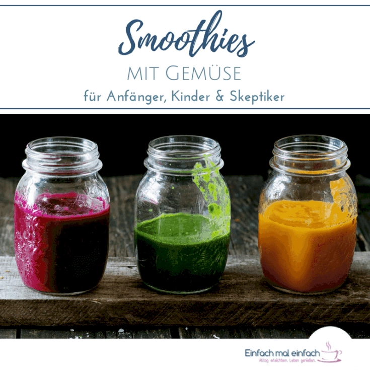 Smoothie-Gläser auf dunklem Unter- und Hintergrund mit je einem roten, grünen und gelben Smoothie.