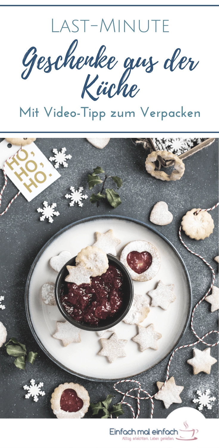 Weihnachtlicher Teller mit Keksen und Marmelade. Text: