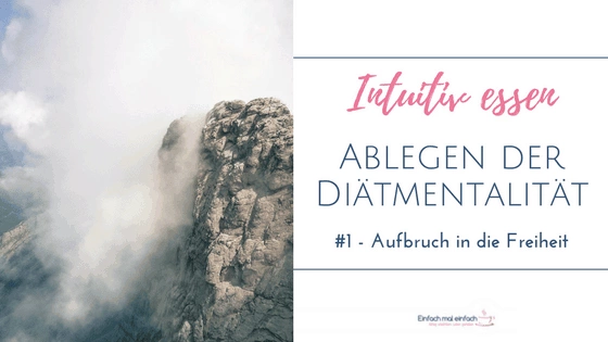 Bergzug teilweise von Nebel verhüllt. Text: