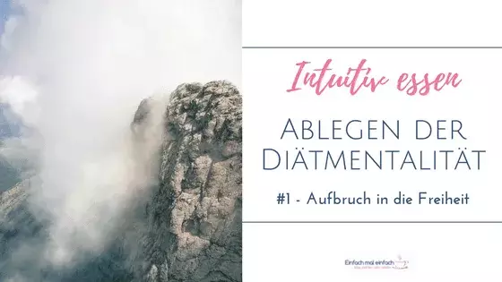 Bergzug teilweise von Nebel verhüllt. Text: