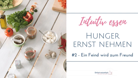 Lebensmittel dekorativ auf einem weißen Holztisch. Text: