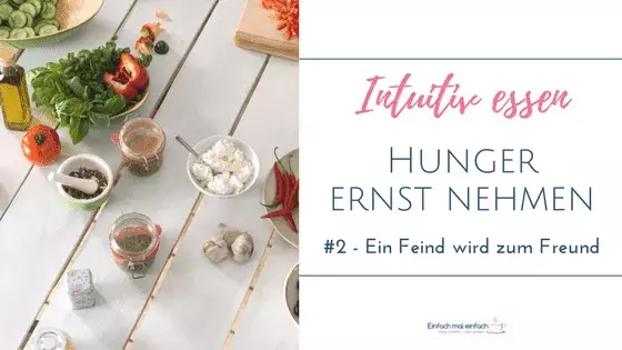 Lebensmittel dekorativ auf einem weißen Holztisch. Text: