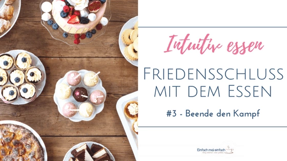 Holztisch mit verschiedenen Tellern voller Kuchen, Torte und Kekse. Text: