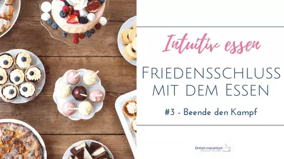Holztisch mit verschiedenen Tellern voller Kuchen, Torte und Kekse. Text: