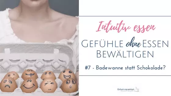Eier mit unterschiedlichen Gesichtsausdrücken aufgezeichnet im Eierkarton von Frau mit weißem Shirt gehalten. Text: