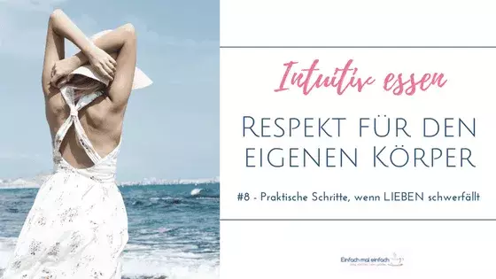 Frau in hellem Sommerkleid und Hut genießt den Strand. Text: