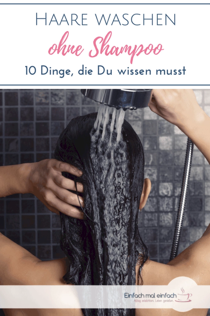 Frau spült Haare unter der Dusche. Text: