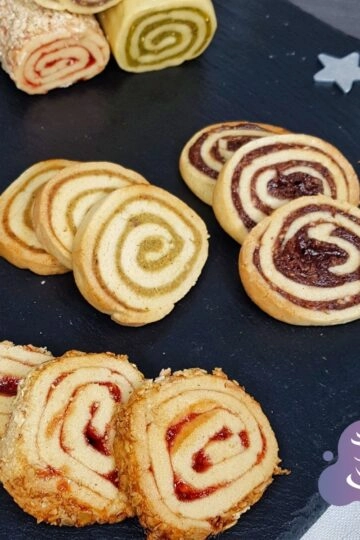 Bunte, spiralförmige Schneckenplätzchen auf Platte