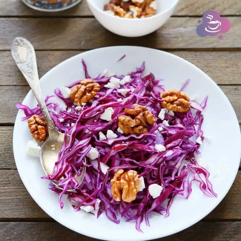 Rotkohl-Salat mit Rosinen, Walnüssen oder Feta - Bild 1