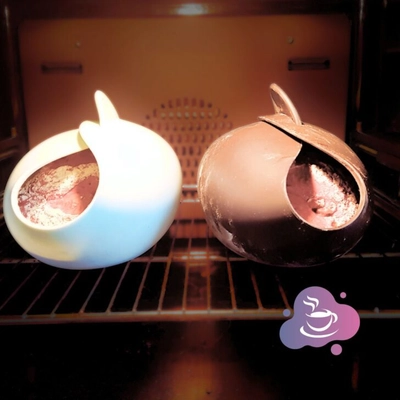 zwei Brote in der Backschale