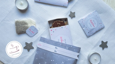 Weihnachten in der Tüte Zutaten auf hellem Untergrund.