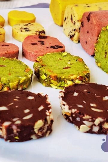 Bunte Plätzchen von der Rolle in verschiedenen Formen