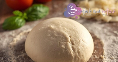 Frischer schneller Pizzateig auf Holzuntergrund