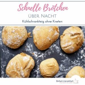 Frische Brötchen auf dunklem Backblech mit Mehlresten. Text: "Schnelle Brötchen über Nacht - Kühlschrankteig ohne Kneten.