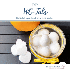 DIY WC-Tabs in unterschiedlichen Formen im Glas mit gelbem Band und Orange auf dunklem Untergrund. Text:"DIY WC-Tabs - Natürlich sprudelnd, strahlend sauber."