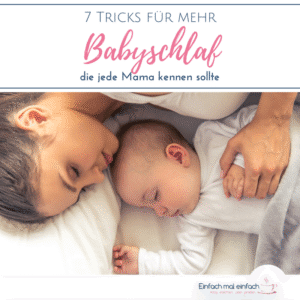 Mutter und Baby schlafen gemeinsam auf weißem Bett. Text:"7 Tricks für mehr Babyschlaf, die jede Mama kennen sollte"