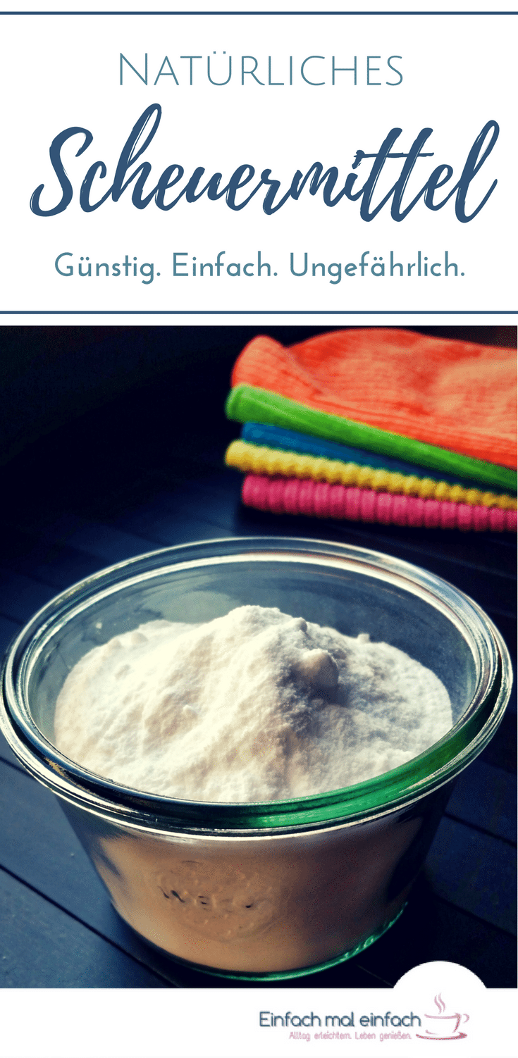 Glasschale mit Natron auf dunklem Untergrund und bunten Putztüchern im Hintergrund. Text:"Natürliches Scheuermittel - Günstig. Einfach. Ungefährlich."