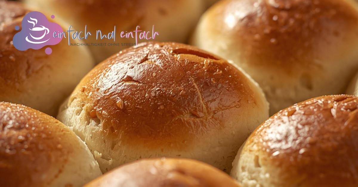Frisch gebackene, goldene Brötchen.