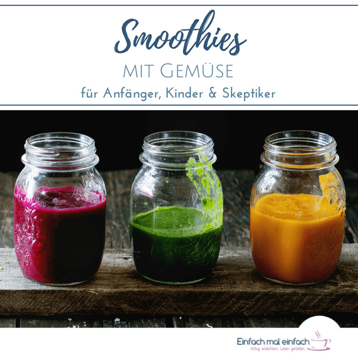 Smoothie-Gläser auf dunklem Unter- und Hintergrund mit je einem roten, grünen und gelben Smoothie.