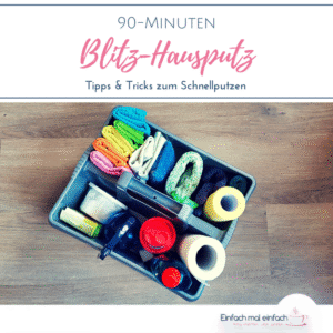 Putz-Caddy mit Putzmaterialien auf Holzlaminat. Text:"90-Minuten Blitz-Hausputz - Tipps & Tricks zum Schnellputzen"