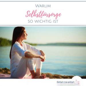 Sitzende Frau genießt Sonnenaufgang am See mit geschlossenen Augen. Text:"Warum Selbstfürsorge so wichtig ist"