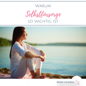 Sitzende Frau genießt Sonnenaufgang am See mit geschlossenen Augen. Text:"Warum Selbstfürsorge so wichtig ist"