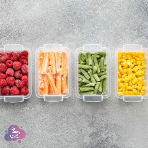 Frische bunte Früchte und Gemüse in transparenten Behältern – gesundes Snack-Arrangement.