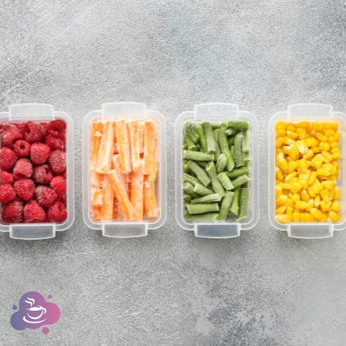 Frische bunte Früchte und Gemüse in transparenten Behältern – gesundes Snack-Arrangement.
