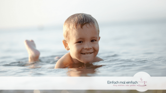 Kleinkind im Meer