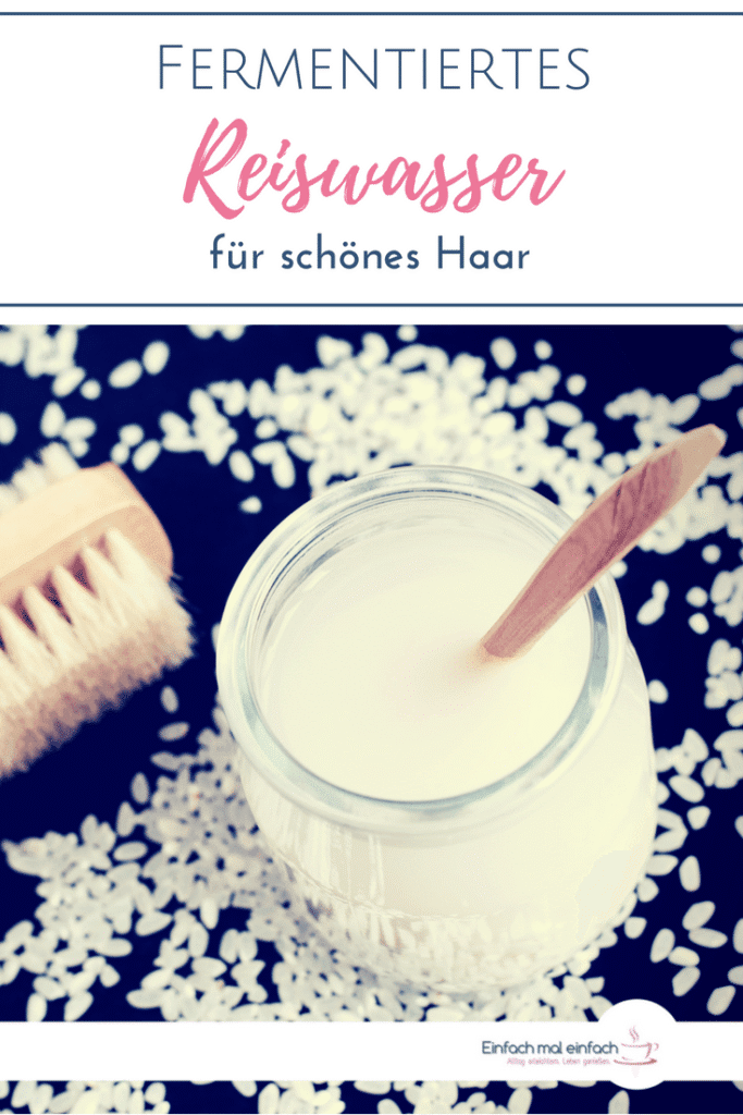 Reiswasser im Glas mit Reiskörnern und Bürste. Text:"Fermentiertes Reiswasser für schönes Haar"