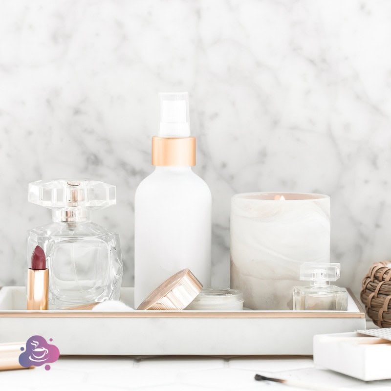 Elegante Beauty- und Pflegeprodukte auf minimalistischem Tablett mit Duftkerze und hochwertigem Design.
